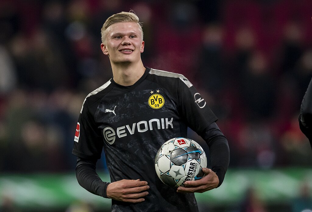 梅努哥哥身穿“放梅努离队”T恤现身球场，对阿莫林表示抗议（梅努兄长穿“让梅努走”字样T恤亮相球场，矛头直指阿莫林）