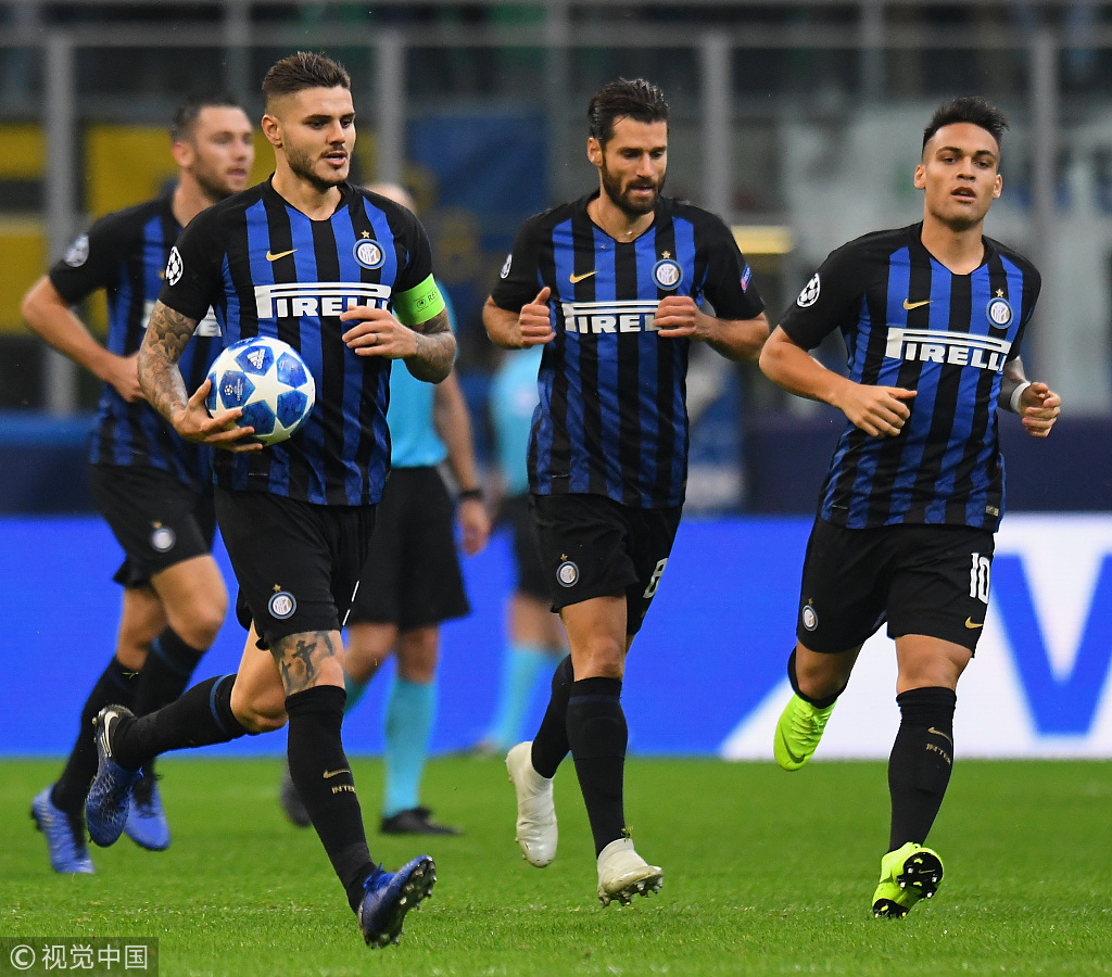 套娃，久保建英坐在涩谷的大久保建英像下握着一个小久保建英