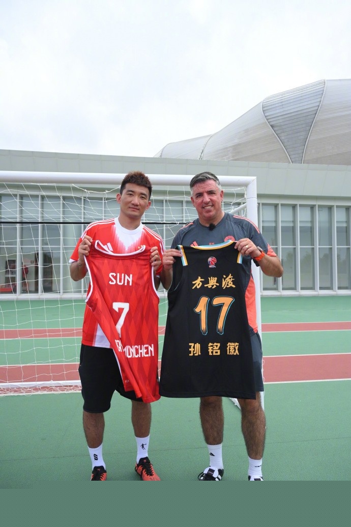 亚冠成都蓉城VS神户胜利船：周定洋坐镇 韦世豪+德尔加多领衔进攻（亚冠前瞻：成都蓉城PK神户胜利船，周定洋镇守中场，韦世豪与德尔加多领衔锋线）